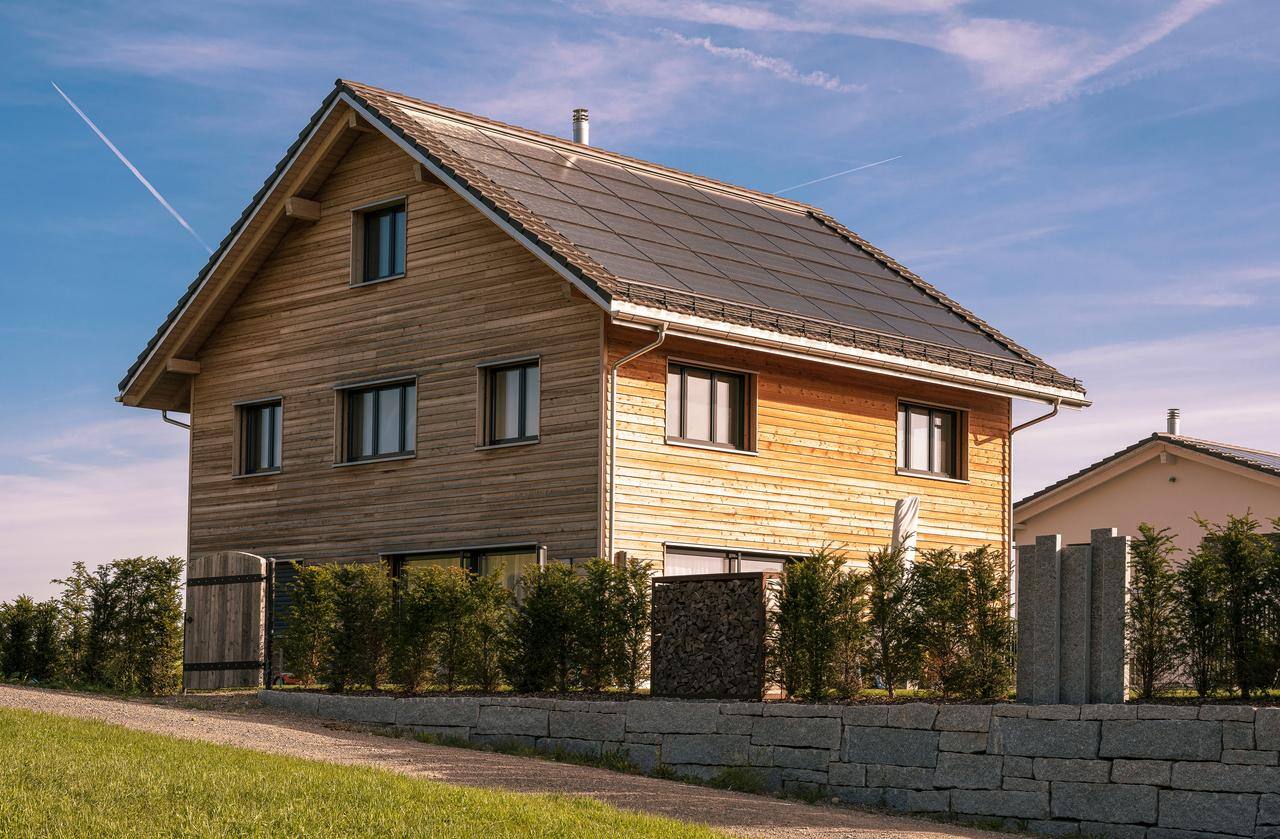 Maison individuelle avec panneaux solaires sur le toit. 